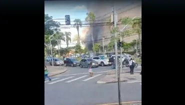 Curto-circuito em árvore de Natal causa incêndio em shopping de Curitiba