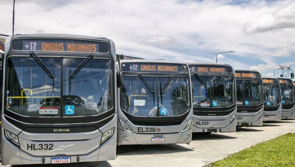 Na imagem, novos ônibus de Curitiba