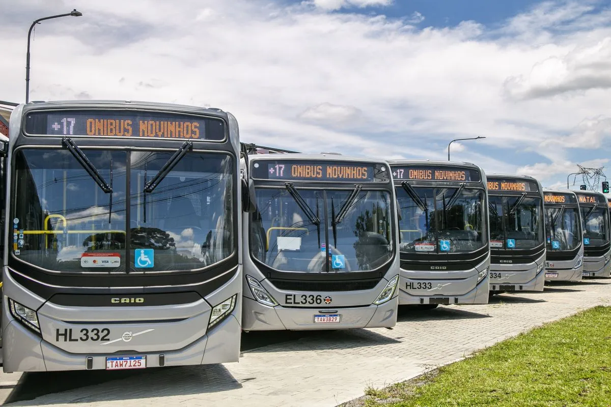 Na imagem, novos ônibus de Curitiba