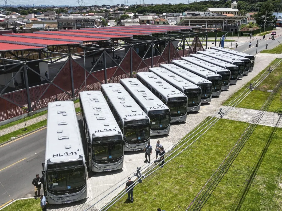 Na imagem, novos ônibus de Curitiba no Terminal Tatuquara