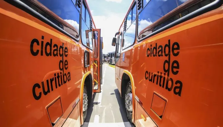 Novos ônibus de cor laranja, de linhas alimentador