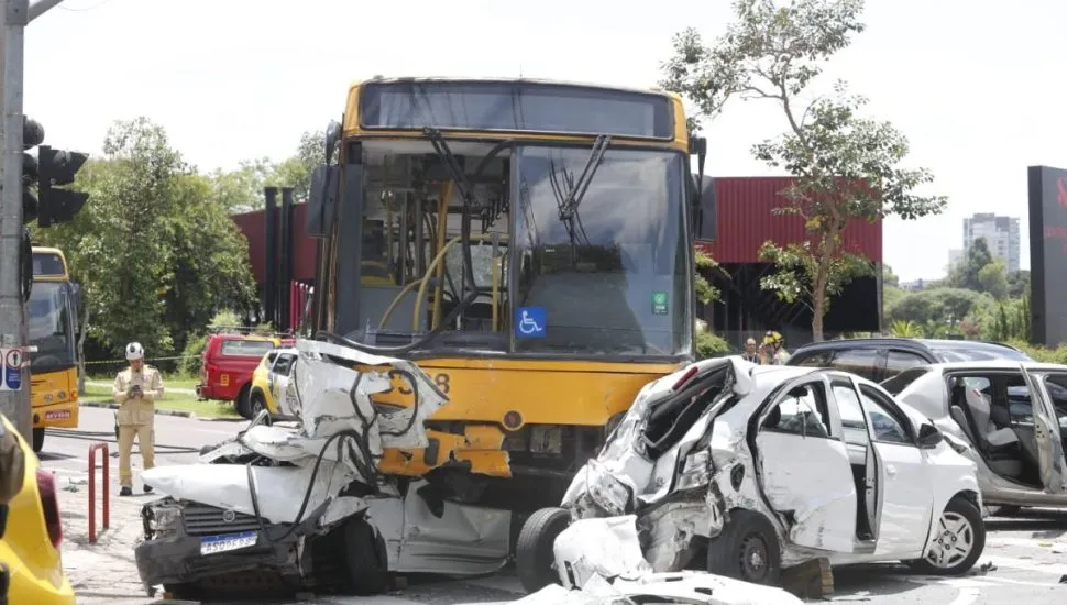 Na imagem, ônibus e carros após o acidente grave