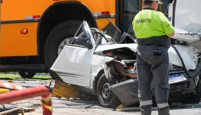 Na imagem, uno ficou destruído sob o ônibus após o acidente.