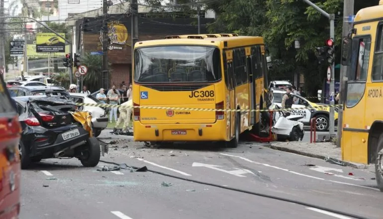 Na imagem, ônibus e carros após grave acidente em Curitiba