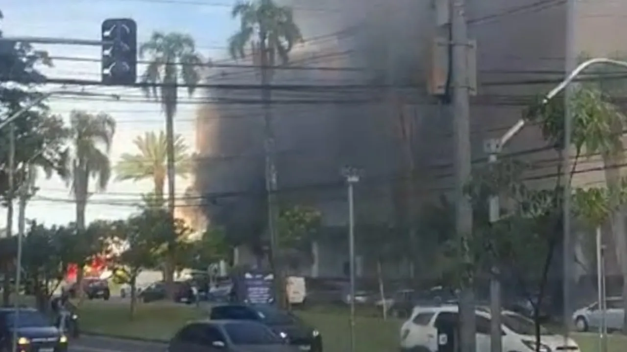 Fumaça preta saindo da área externa do shopping Palladium.