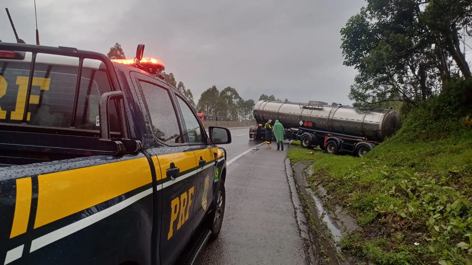 Acidente com caminhão-tanque na BR-277.