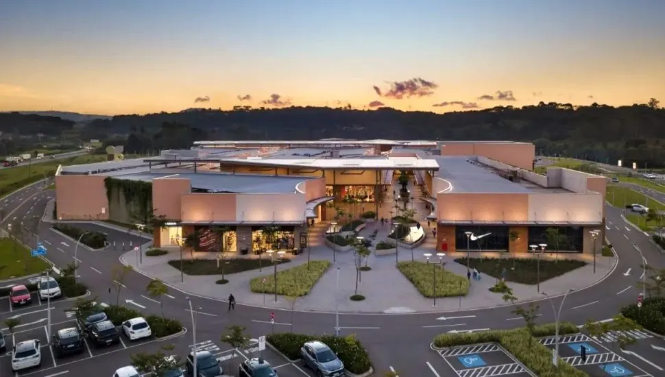 Na imagem, entrada do City Center Outlet Premium, em Campo Largo