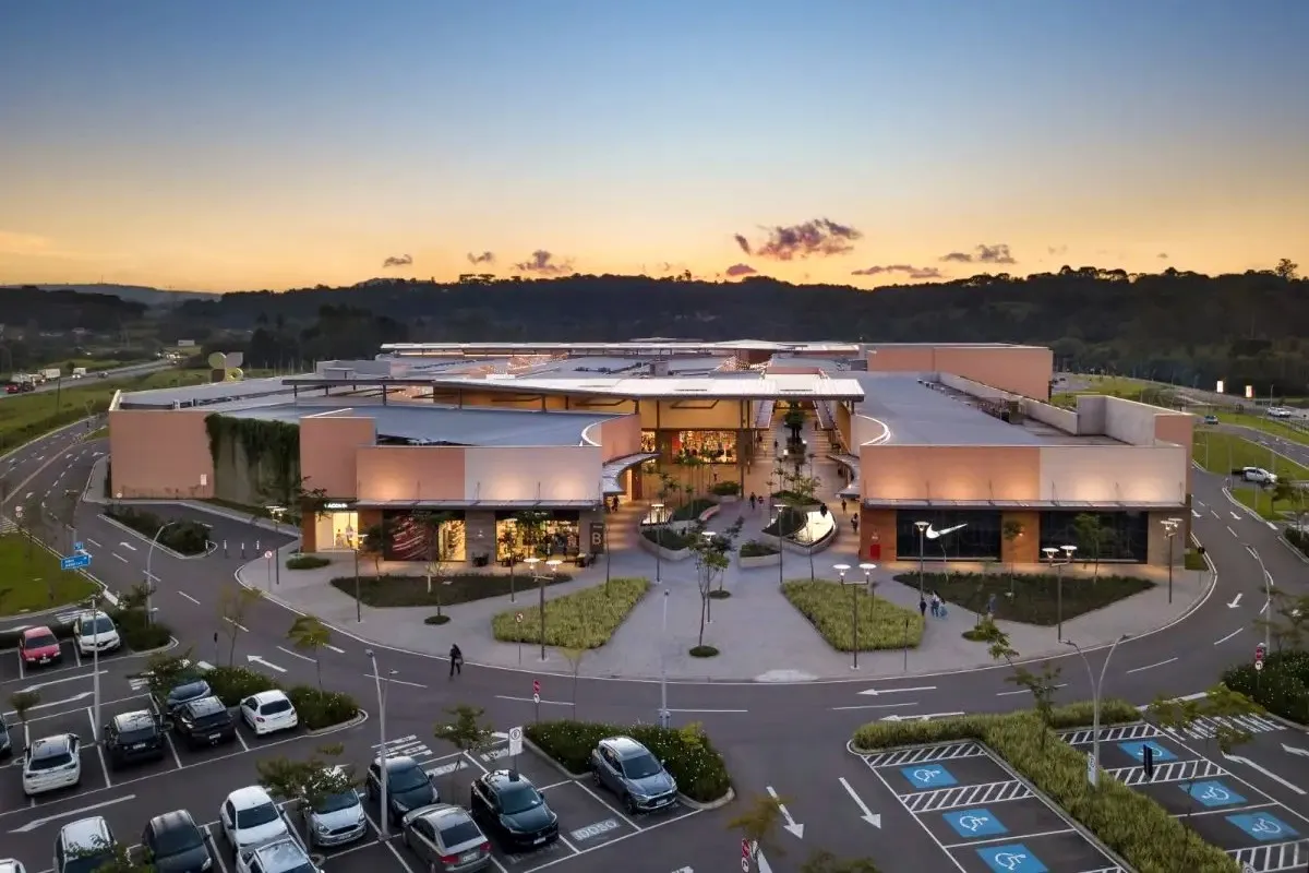 Na imagem, entrada do City Center Outlet Premium, em Campo Largo