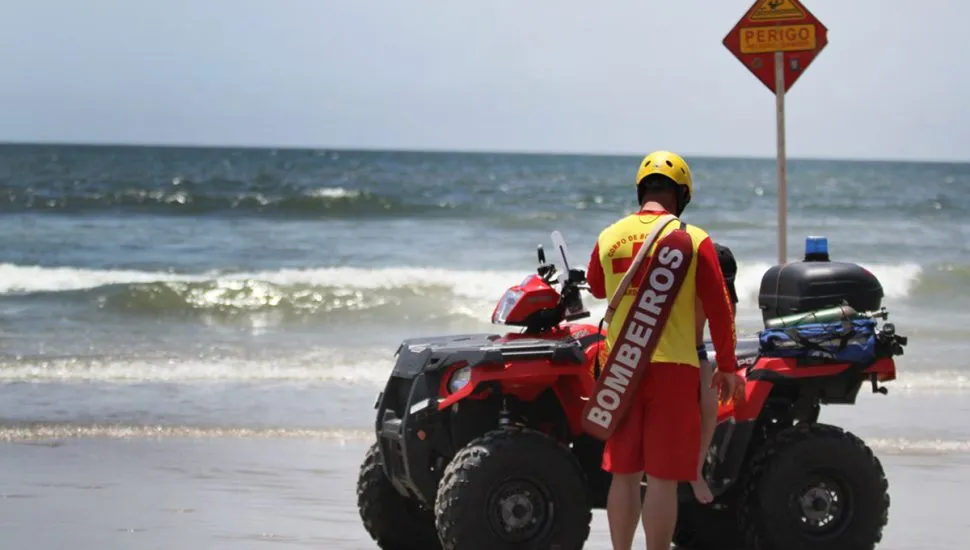 Na imagem, salva-vidas do Corpo de Bombeiros do Paraná