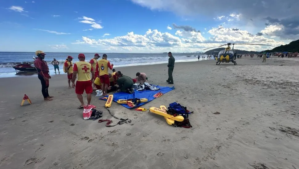 Socorro feito à vítima de afogamento na praia de Caiobá, no Litoral do Paraná.