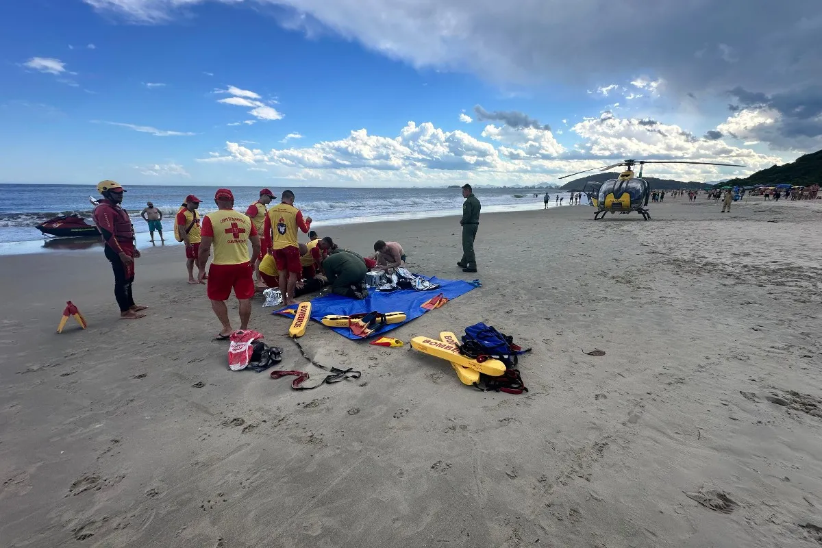 Socorro feito à vítima de afogamento na praia de Caiobá, no Litoral do Paraná.