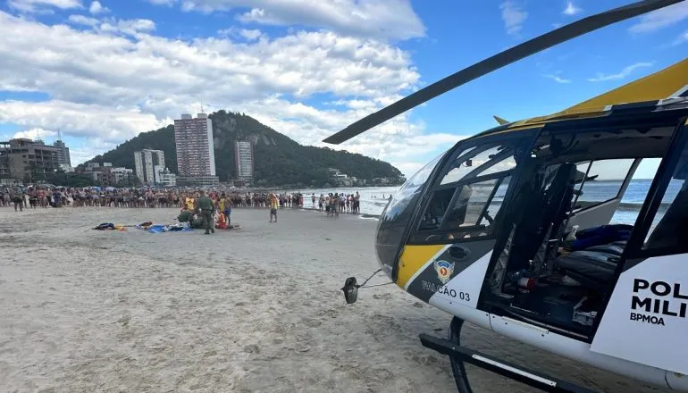 Helicóptero da Polícia Militar do Paraná em atendimento a afogamento na praia de Caiobá