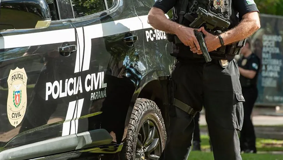 Na imagem, viatura e policial da PCPR