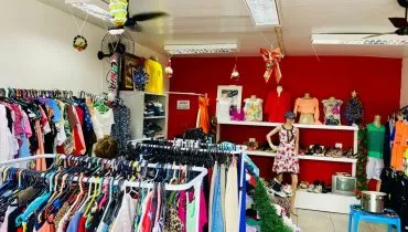 Bazar em Curitiba tem roupas com preço único de R$ 5 para adultos e crianças