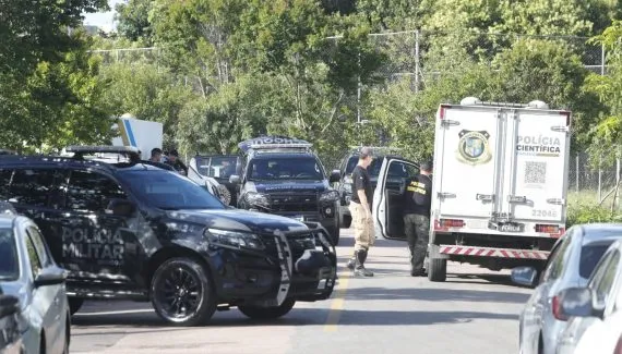 Homens invadem casa de família, trocam tiros e cinco morrem em Curitiba