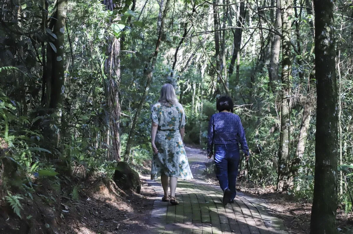 Pessoas caminham em trilha do novo Parque São Francisco de Assis