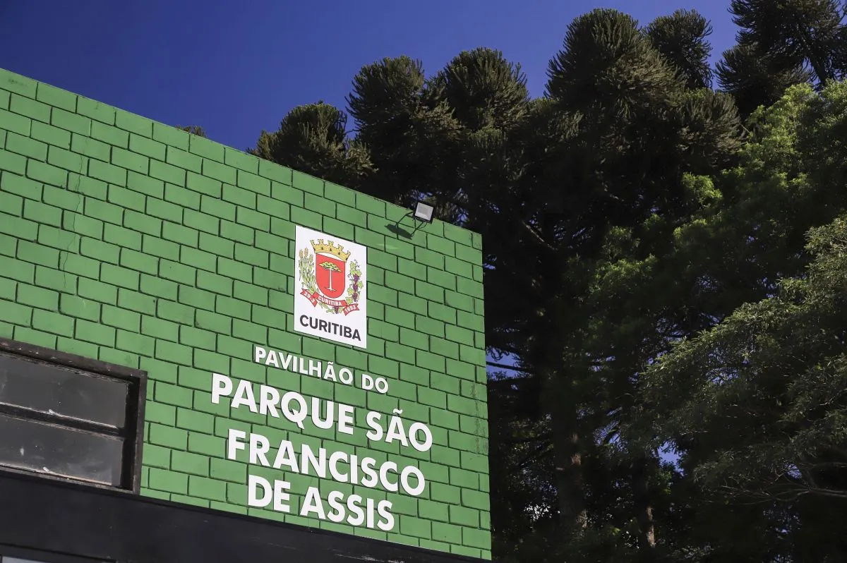 Detalhe da fachada do pavilhão do novo Parque São Francisco de Assis