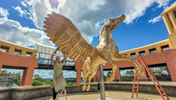 Curitiba ganha escultura mitológica de bronze em parque cartão-postal