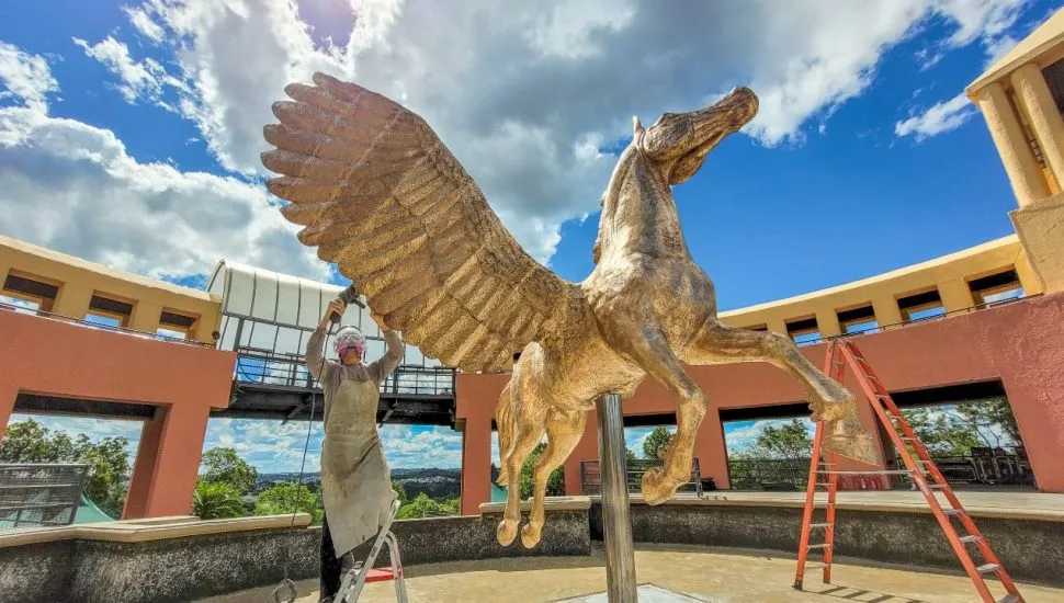 Escultura Pégasus sendo instalada no Parque Tanguá.