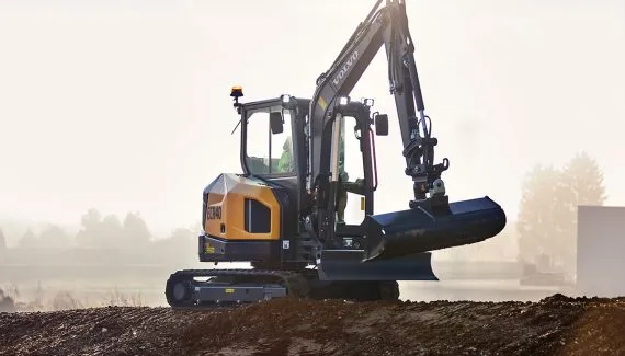 Volvo lança escavadeira compacta ECR40 no Brasil