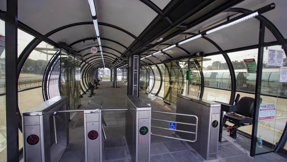 Imagem mostra uma estação-tubo de Curitiba.