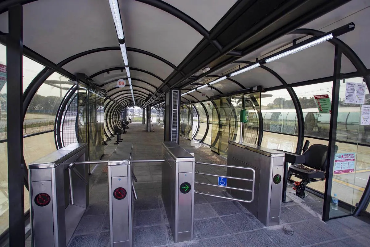 Imagem mostra uma estação-tubo de Curitiba.