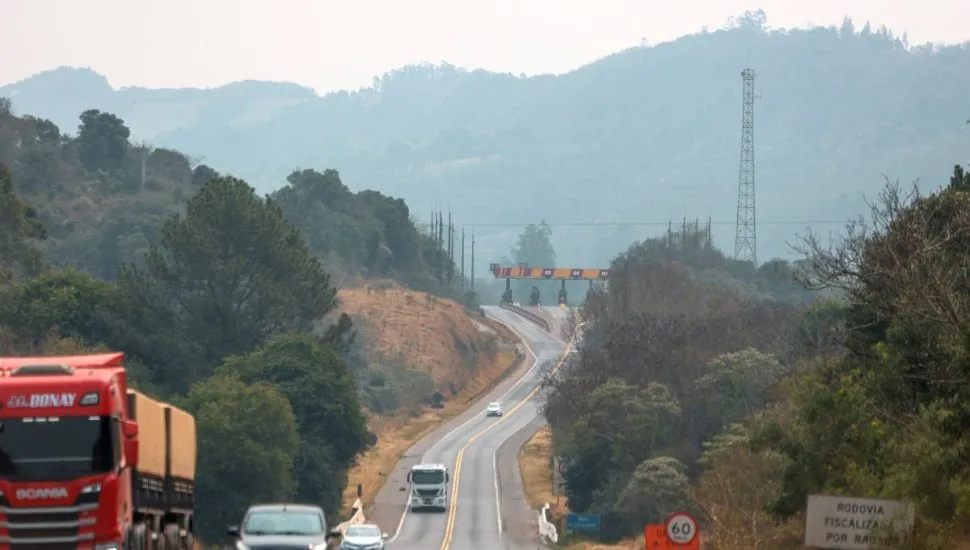 Na imagem, rodovia do Paraná com praça de pedágio ao fundo