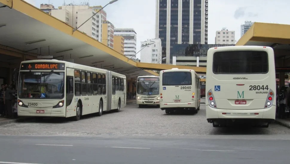 Na imagem, ônibus de linhas metropolitanas no Terminal Guadalupe, em Curitiba