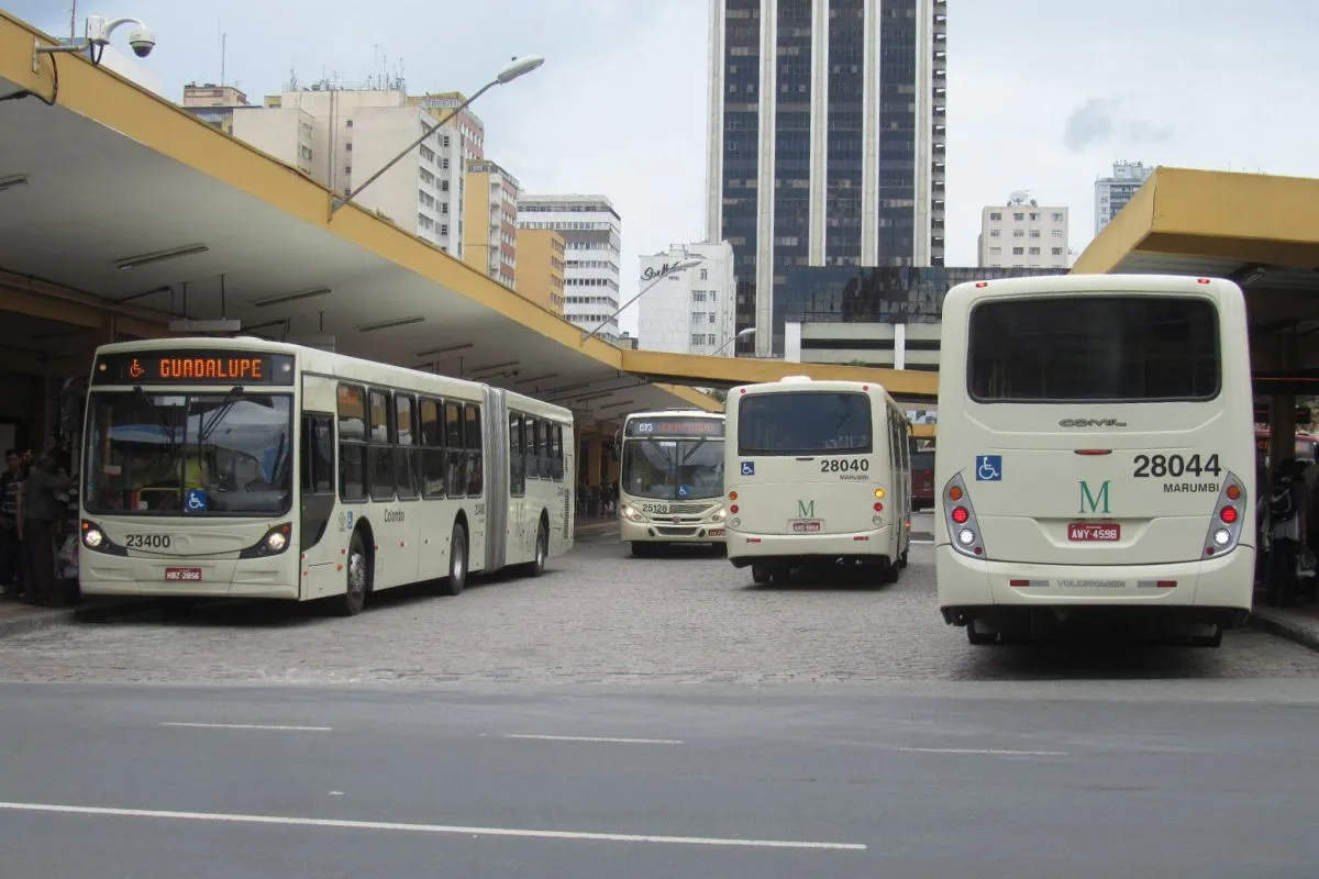 Na imagem, ônibus de linhas metropolitanas no Terminal Guadalupe, em Curitiba