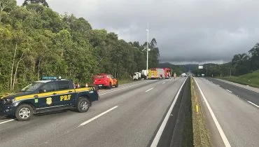 Caminhão carregado de solvente tomba e interdita BR-277