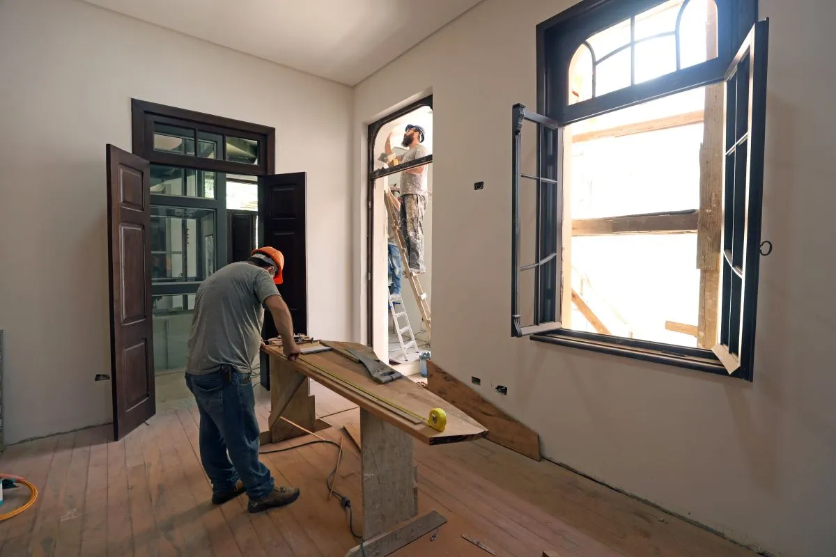 Na imagem, interior de imóvel antigo durante obras de restauração.