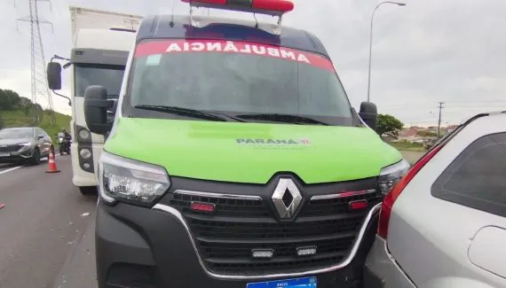 Engavetamento com ambulância provoca lentidão na BR-376