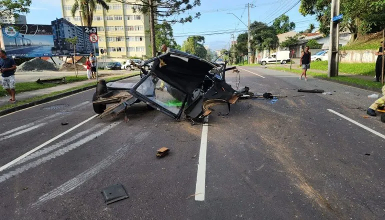 Na imagem, o que sobrou de um carro após grave acidente