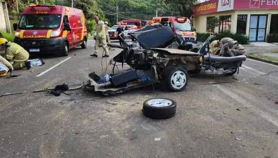 Acidente gravíssimo divide carro ao meio e deixa cinco jovens feridos em Curitiba