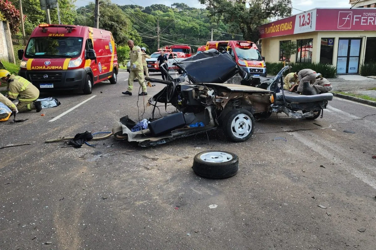 Na imagem, carro destruído, partido ao meio, após grave acidente