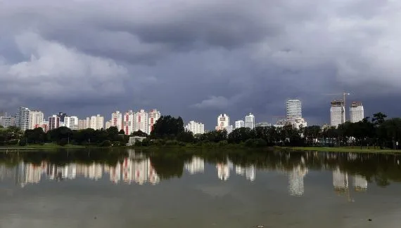 Curitiba pode ter chuva forte e ventos de até 60 km/h neste sábado, alerta Inmet