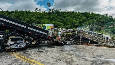 Tragédia! Acidente na BR-116 com ônibus, carreta e carro mata 38 pessoas em MG