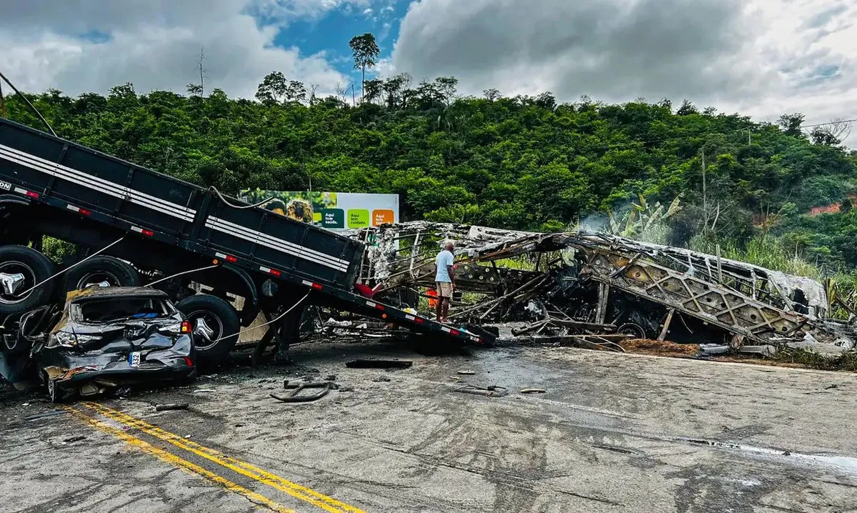 Na imagem, o que sobrou dos veículos após um grave acidente na BR-116 em MG