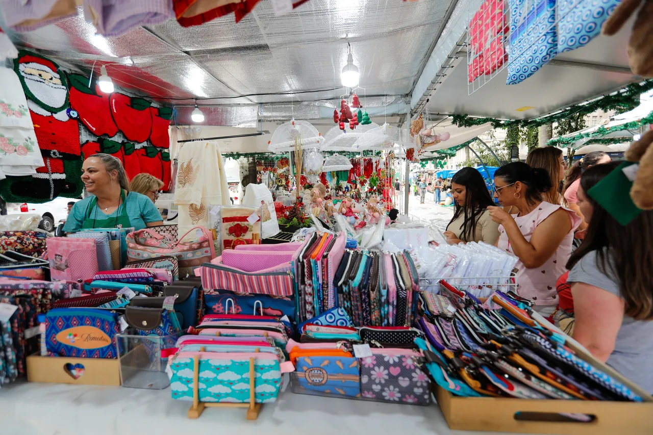 Na imagem, barraca da feirinha de Natal em Curitiba