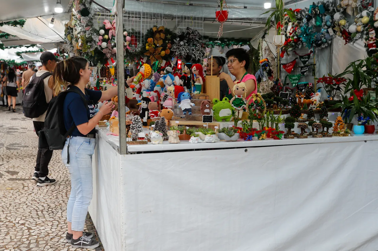 Na imagem, barraquinha da feirinha de Natal em Curitiba