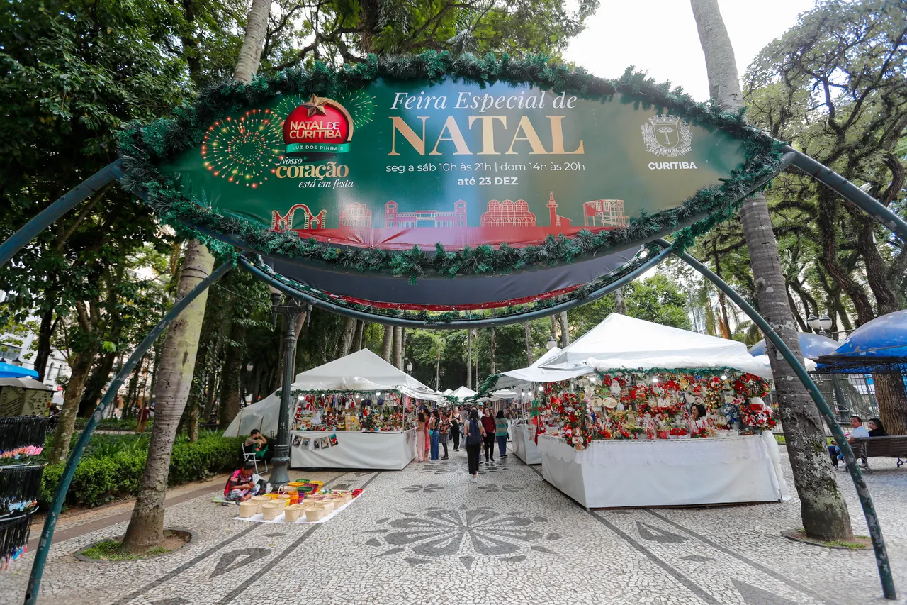 Na imagem, portal da feirinha de Natal em Curitiba