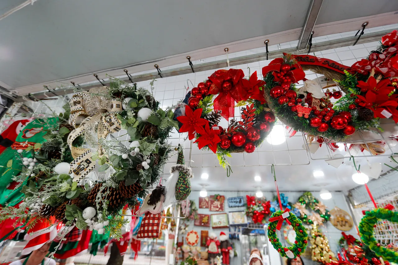 Na imagem, itens na feirinha de Natal em Curitiba