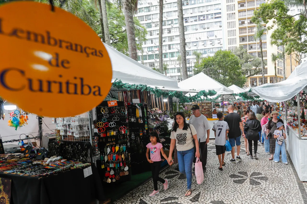 Na imagem, barracas e visitantes da feirinha de Natal em Curitiba