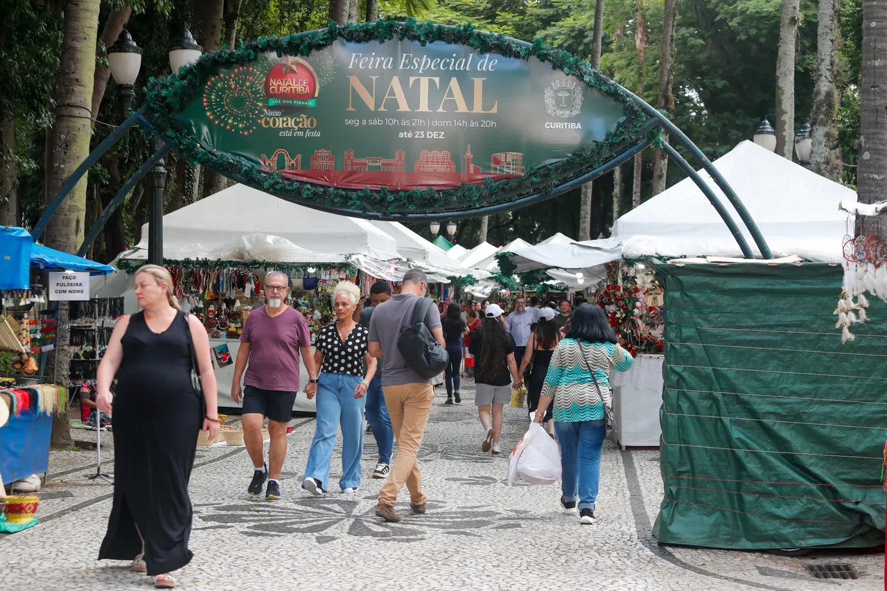 Na imagem, entrada da feirinha de Natal em Curitiba