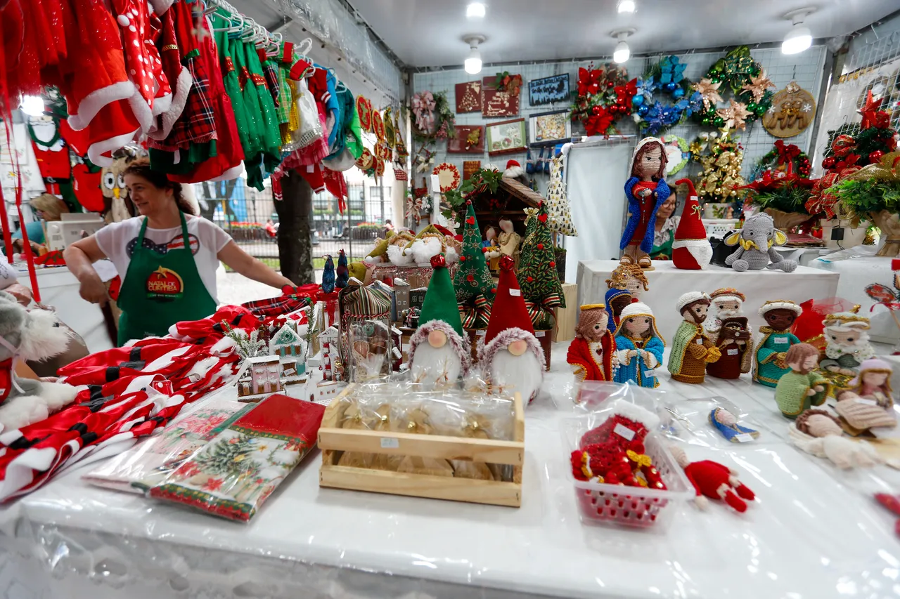 Na imagem, feirinha de Natal em Curitiba