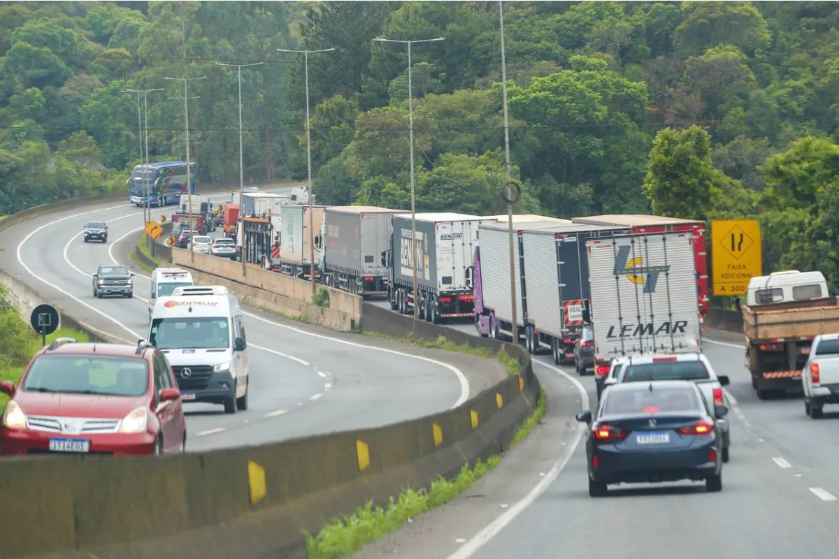 Imagem mostra carros e caminhões trafegando pela BR-376.