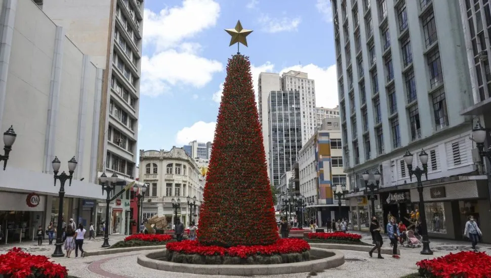 Na imagem, árvore de Natal no calçadão da Rua Xv em Curitiba.