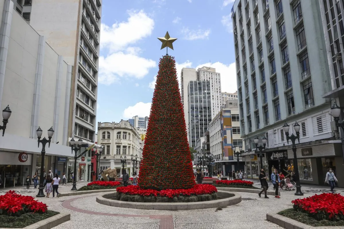 Na imagem, árvore de Natal no calçadão da Rua Xv em Curitiba.