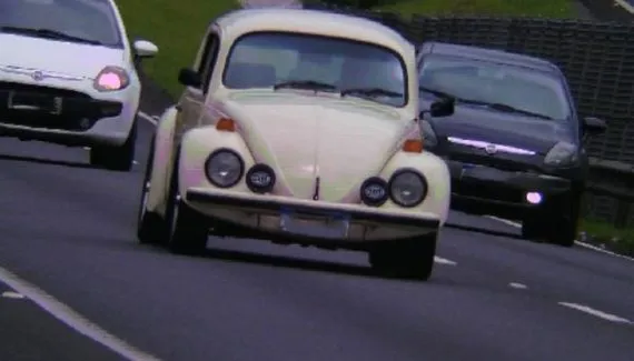 Fusca é flagrado voando baixo na BR-277; Multa é presente de Natal pro “piloto”!