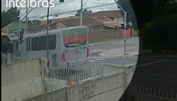 Ônibus fura sinal, atinge Ligeirinho e deixa passageiros feridos em Curitiba